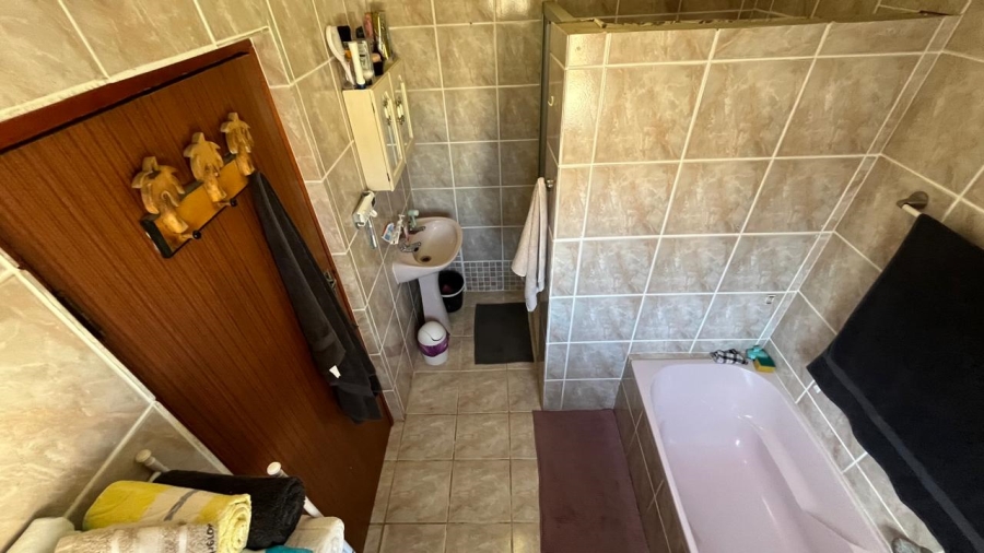 5 Bedroom Property for Sale in Wavecrest Eastern Cape